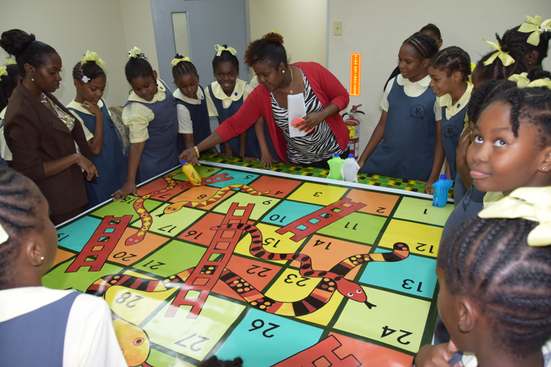 Learning historical facts through the game of Snakes and Ladders